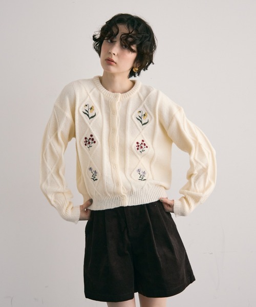 Trish（トリッシュ）の「ダイヤ柄ケーブル＆エンブロイダリーカーディガン（カーディガン/ボレロ・レディース・ブラック/アイボリー・FREE）」の3枚目の写真