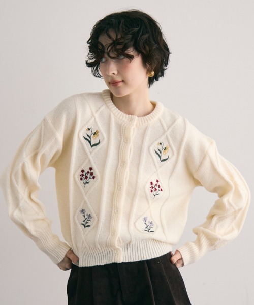 Trish（トリッシュ）の「ダイヤ柄ケーブル＆エンブロイダリーカーディガン（カーディガン/ボレロ・レディース・ブラック/アイボリー・FREE）」の7枚目の写真