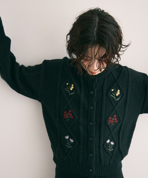 Trish（トリッシュ）の「ダイヤ柄ケーブル＆エンブロイダリーカーディガン（カーディガン/ボレロ・レディース・ブラック/アイボリー・FREE）」の21枚目の写真