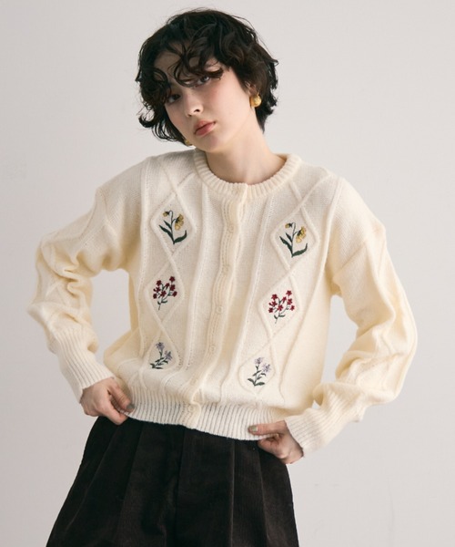 Trish（トリッシュ）の「ダイヤ柄ケーブル＆エンブロイダリーカーディガン（カーディガン/ボレロ・レディース・ブラック/アイボリー・FREE）」の5枚目の写真