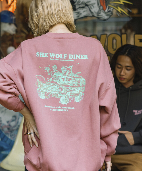 FREAK'S STORE(フリークスストア)の「限定展開 SHE WOLF DINER×FREAK'S STORE/シーウルフダイナー 別注 ビッグシルエット バックプリント クルーネックスウェット/CAR(スウェット・メンズ・アッシュグレー/チャコールグレー/ピンク・LARGE/MEDIUM/SMALL)」の3枚目の写真