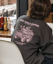 FREAK'S STORE(フリークスストア)の限定展開 SHE WOLF DINER×FREAK'S STORE/シーウルフダイナー 別注 ビッグシルエット バックプリント クルーネックスウェット/CAR(スウェット)