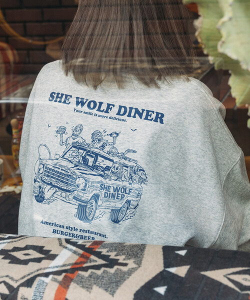 FREAK'S STORE(フリークスストア)の「限定展開 SHE WOLF DINER×FREAK'S STORE/シーウルフダイナー 別注 ビッグシルエット バックプリント クルーネックスウェット/CAR(スウェット・メンズ・アッシュグレー/チャコールグレー/ピンク・LARGE/MEDIUM/SMALL)」の2枚目の写真