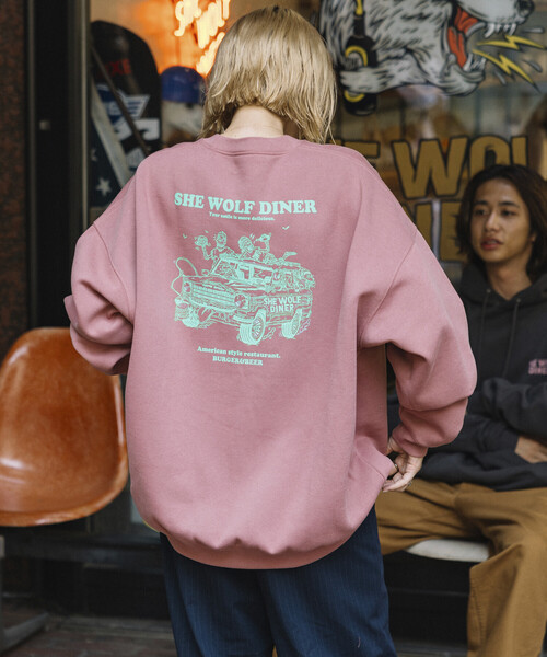 FREAK'S STORE(フリークスストア)の「限定展開 SHE WOLF DINER×FREAK'S STORE/シーウルフダイナー 別注 ビッグシルエット バックプリント クルーネックスウェット/CAR(スウェット・メンズ・アッシュグレー/チャコールグレー/ピンク・LARGE/MEDIUM/SMALL)」の22枚目の写真