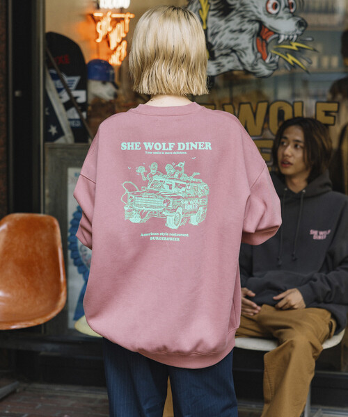 FREAK'S STORE(フリークスストア)の「限定展開 SHE WOLF DINER×FREAK'S STORE/シーウルフダイナー 別注 ビッグシルエット バックプリント クルーネックスウェット/CAR(スウェット・メンズ・アッシュグレー/チャコールグレー/ピンク・LARGE/MEDIUM/SMALL)」の21枚目の写真