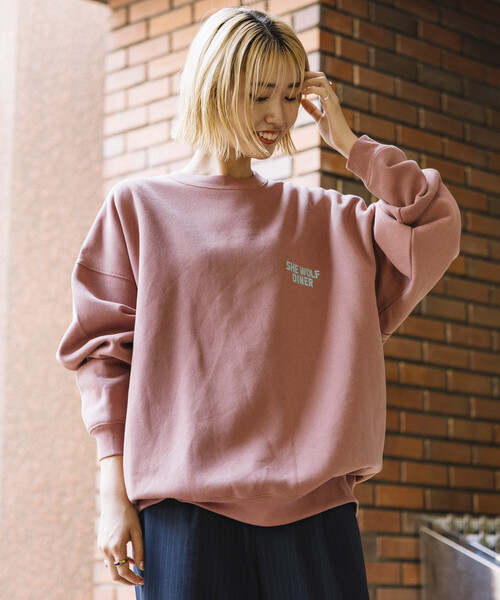 FREAK'S STORE(フリークスストア)の「限定展開 SHE WOLF DINER×FREAK'S STORE/シーウルフダイナー 別注 ビッグシルエット バックプリント クルーネックスウェット/CAR(スウェット・メンズ・アッシュグレー/チャコールグレー/ピンク・LARGE/MEDIUM/SMALL)」の19枚目の写真
