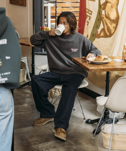 FREAK'S STORE(フリークスストア)の「限定展開 SHE WOLF DINER×FREAK'S STORE/シーウルフダイナー 別注 ビッグシルエット バックプリント クルーネックスウェット/CAR(スウェット・メンズ・アッシュグレー/チャコールグレー/ピンク・LARGE/MEDIUM/SMALL)」の15枚目の写真
