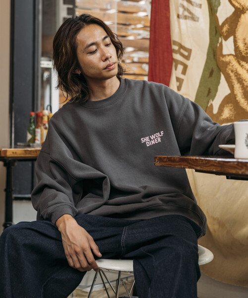 FREAK'S STORE(フリークスストア)の「限定展開 SHE WOLF DINER×FREAK'S STORE/シーウルフダイナー 別注 ビッグシルエット バックプリント クルーネックスウェット/CAR(スウェット・メンズ・アッシュグレー/チャコールグレー/ピンク・LARGE/MEDIUM/SMALL)」の14枚目の写真