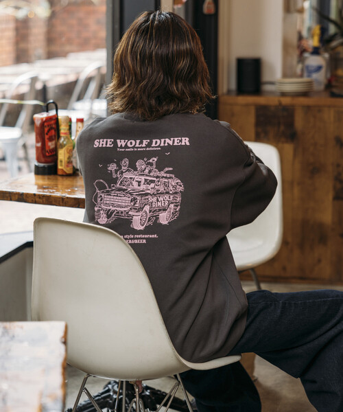 FREAK'S STORE(フリークスストア)の「限定展開 SHE WOLF DINER×FREAK'S STORE/シーウルフダイナー 別注 ビッグシルエット バックプリント クルーネックスウェット/CAR(スウェット・メンズ・アッシュグレー/チャコールグレー/ピンク・LARGE/MEDIUM/SMALL)」の12枚目の写真