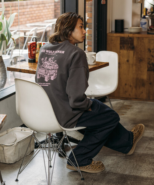FREAK'S STORE(フリークスストア)の「限定展開 SHE WOLF DINER×FREAK'S STORE/シーウルフダイナー 別注 ビッグシルエット バックプリント クルーネックスウェット/CAR(スウェット・メンズ・アッシュグレー/チャコールグレー/ピンク・LARGE/MEDIUM/SMALL)」の11枚目の写真