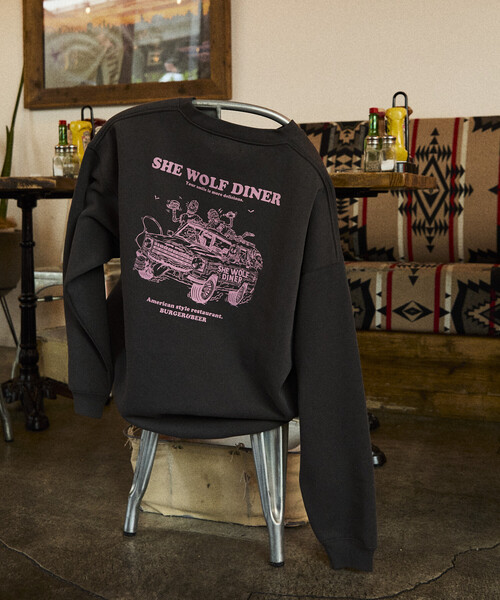 FREAK'S STORE(フリークスストア)の「限定展開 SHE WOLF DINER×FREAK'S STORE/シーウルフダイナー 別注 ビッグシルエット バックプリント クルーネックスウェット/CAR(スウェット・メンズ・アッシュグレー/チャコールグレー/ピンク・LARGE/MEDIUM/SMALL)」の9枚目の写真