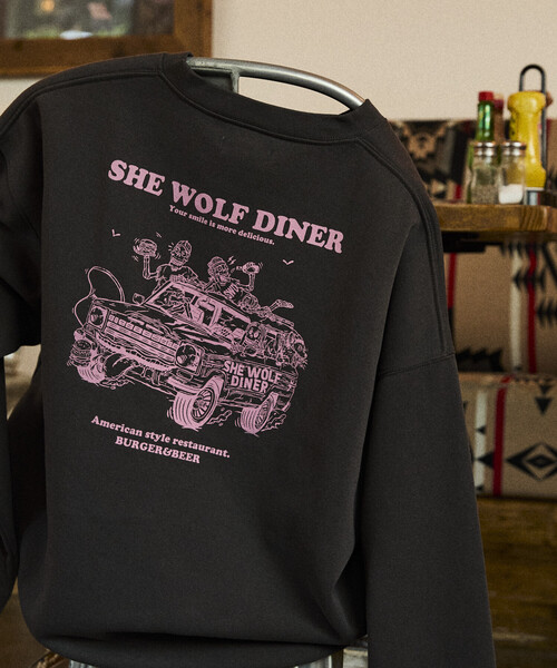 FREAK'S STORE(フリークスストア)の「限定展開 SHE WOLF DINER×FREAK'S STORE/シーウルフダイナー 別注 ビッグシルエット バックプリント クルーネックスウェット/CAR(スウェット・メンズ・アッシュグレー/チャコールグレー/ピンク・LARGE/MEDIUM/SMALL)」の8枚目の写真