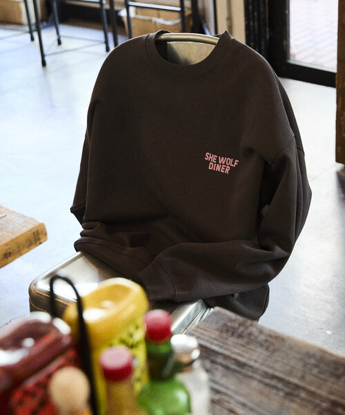 FREAK'S STORE(フリークスストア)の「限定展開 SHE WOLF DINER×FREAK'S STORE/シーウルフダイナー 別注 ビッグシルエット バックプリント クルーネックスウェット/CAR(スウェット・メンズ・アッシュグレー/チャコールグレー/ピンク・LARGE/MEDIUM/SMALL)」の7枚目の写真