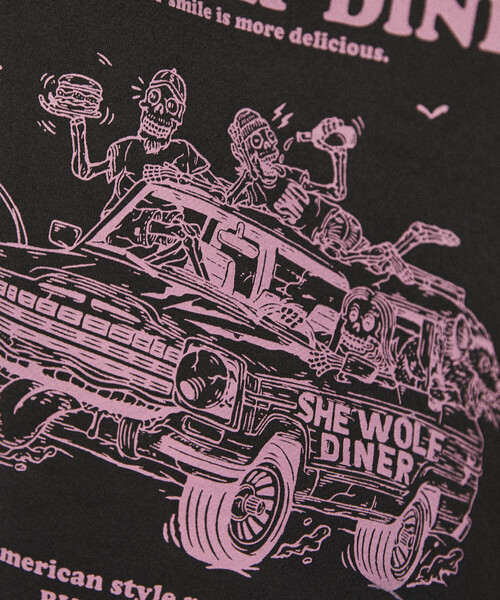 FREAK'S STORE(フリークスストア)の「限定展開 SHE WOLF DINER×FREAK'S STORE/シーウルフダイナー 別注 ビッグシルエット バックプリント クルーネックスウェット/CAR(スウェット・メンズ・アッシュグレー/チャコールグレー/ピンク・LARGE/MEDIUM/SMALL)」の5枚目の写真