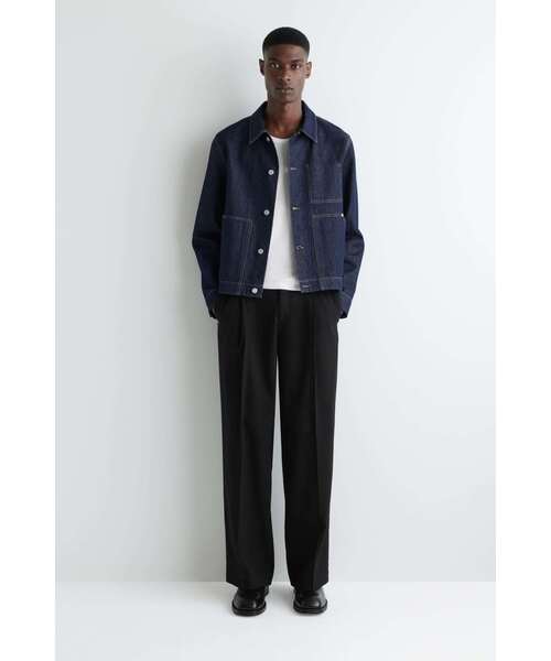 COS（コス）の「リンスドデニムジャケット（デニムジャケット・メンズ・ダークブルー/ベージュ・XL/L/M/S/XS）」の2枚目の写真