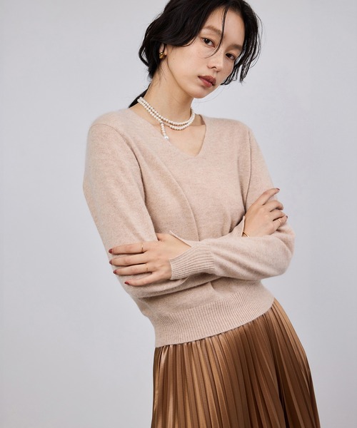 ROPE'（ロペ）の「カシミヤVネックニットプルオーバー（ニット/セーター・レディース・ブラック/ベージュ/ピンク系その他2/レッド/グレー・FREE）」の3枚目の写真