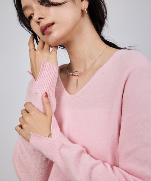 ROPE'（ロペ）の「カシミヤVネックニットプルオーバー（ニット/セーター・レディース・ブラック/ベージュ/ピンク系その他2/レッド/グレー・FREE）」の4枚目の写真