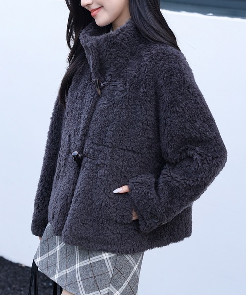 Lace Ladies(レースレディース)の「トグル付き スタンドカラー ボア ファー ジャケット(ダッフルコート・レディース・チャコールグレー/ベージュ・FREE)」の6枚目の写真