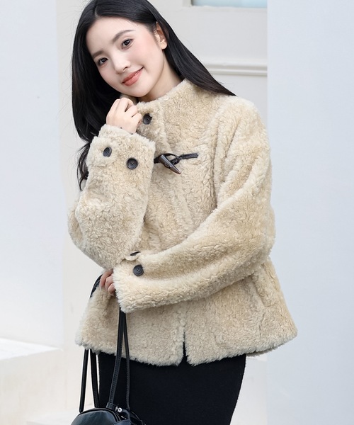Lace Ladies(レースレディース)の「トグル付き スタンドカラー ボア ファー ジャケット(ダッフルコート・レディース・チャコールグレー/ベージュ・FREE)」の8枚目の写真