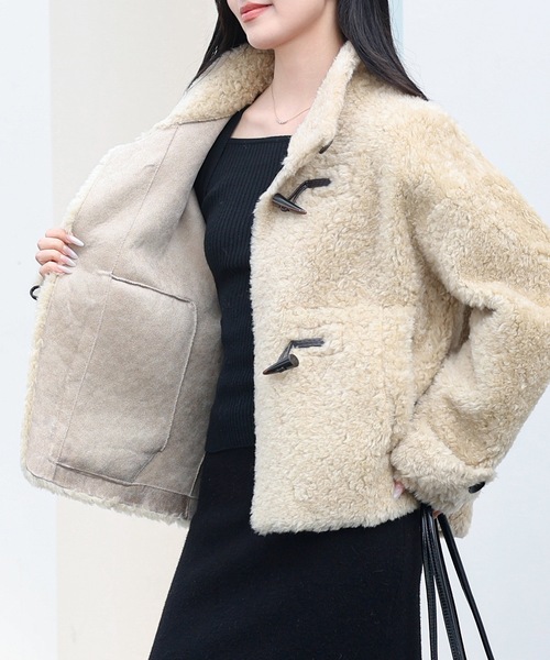 Lace Ladies(レースレディース)の「トグル付き スタンドカラー ボア ファー ジャケット(ダッフルコート・レディース・チャコールグレー/ベージュ・FREE)」の11枚目の写真