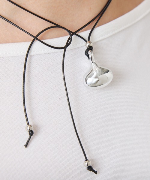 PAPILLONNER(パピヨネ)の「コードネックレス(ネックレス・レディース・アイボリー/ブラック・FREE)」の5枚目の写真