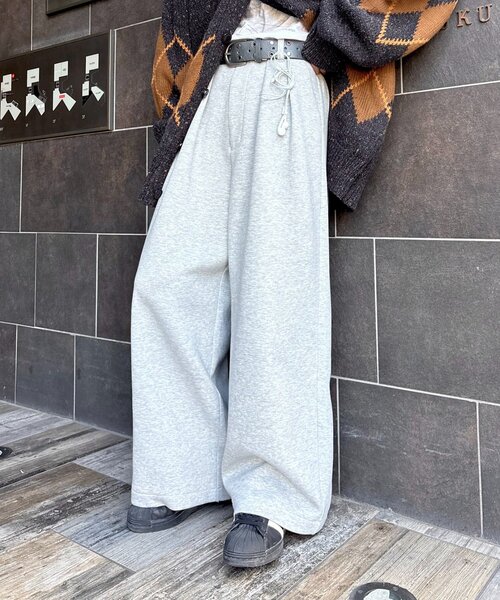 CIAOPANIC TYPY(チャオパニックティピー)の「【UNISEX】スラックス見え/あったかワイドスウェットパンツ(その他パンツ・レディース・ブラック/グレー/ブラウン・MEDIUM/LARGE)」の2枚目の写真