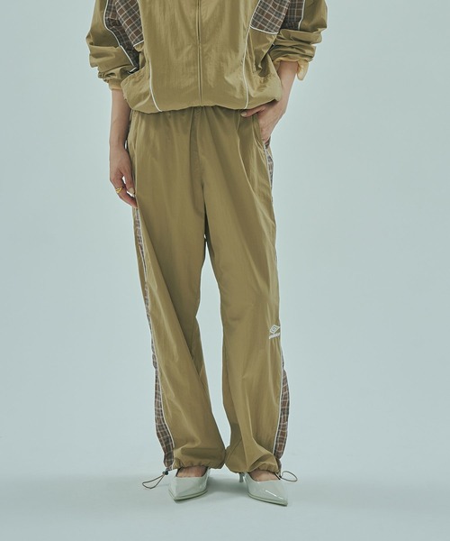 UMBRO（アンブロ）の「(UMBRO × ROSE BUD)NYLON PANTS（その他パンツ・レディース・ブラック/ベージュ・ONE SIZE）」の11枚目の写真