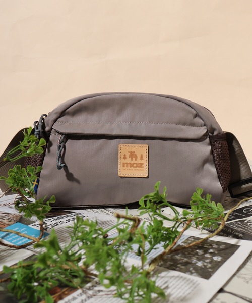 moz(モズ)の「moz 撥水ミニショルダーBAG(ショルダーバッグ・メンズ・グレイッシュベージュ/ネイビー/ブラック/ネイビー系・FREE)」の1枚目の写真