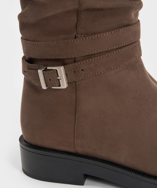 CHARLES & KEITH(チャールズ & キース)の「Ellis エリス ルーチドバックル フォールドオーバー サイハイブーツ(ブーツ・レディース・ブラウン系その他7/ブラック・22.5cm/25.5cm/24.5cm/23.5cm/23cm/25cm)」の5枚目の写真