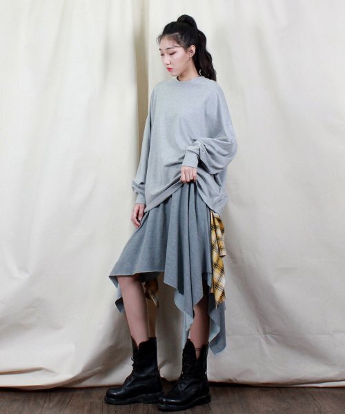 DEMARC(ドゥマーク)の「男女共用チェックバランス長袖Tシャツグレー(Tシャツ/カットソー・レディース・その他・FREE)」の3枚目の写真