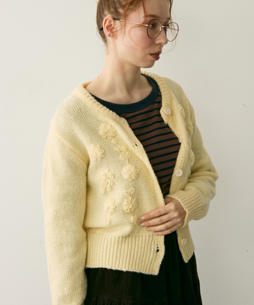 Crisp(クリスプ)の「フラワー刺繍ニットカーディガン(カーディガン/ボレロ・レディース・イエロー/ホワイト・FREE)」の2枚目の写真