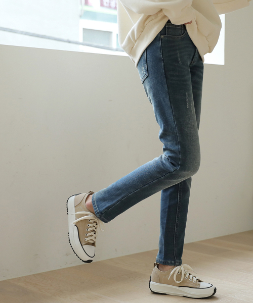 BBAEBBAE（ペッペ）の「フリース裏地ブルーウォッシングスリムストレートデニムパンツ（デニムパンツ・レディース・ブルー・38/36/34/32/30/26/28）」の2枚目の写真