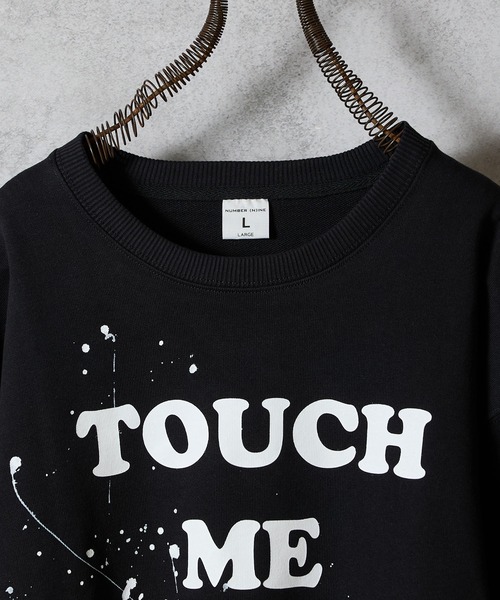 NUMBER (N)INE（ナンバーナイン）の「HAND PAINTED TOUCH ME I'M SICK PRINTED CLASSIC CREWNECK SWEATSHIRT / ハンドペイント タッチ ミー アイム シック ロゴプリント クラシック クルーネック スウェットシャツ（スウェット・メンズ・グレー/ブラック系その他2/グレー系その他2・L/M/XL）」の10枚目の写真