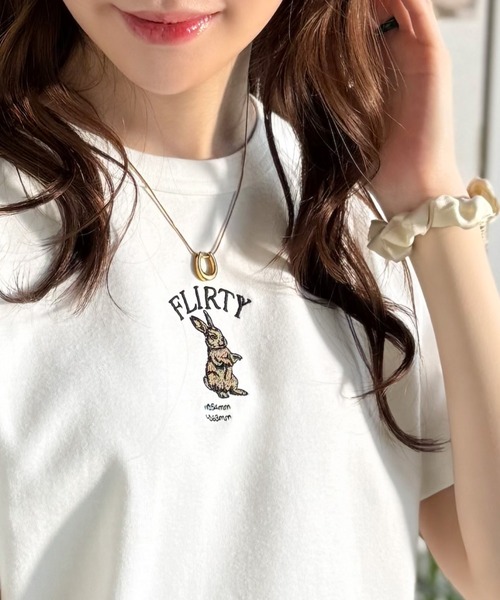 classicalelf(クラシカルエルフ)の「【アニマルシリーズ】猫・ウサギ・くまの刺繍がキュート♪デイリーに着やすい コンパクトフライスTシャツ(半袖)(Tシャツ/カットソー・レディース・その他3/その他2/その他1/ブラック系1/ブラック系3/ホワイト系1/ホワイト系2/ブラック系2/ホワイト系3・MEDIUM/LARGE/X-LARGE/SMALL)」の4枚目の写真