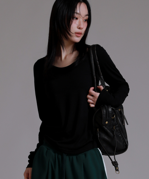 LIKE THE MOST(ライクザモースト)の「UラウンドベーシックロングスリーブTシャツ_ブラック(Tシャツ/カットソー・レディース・ブラック・S/M/L)」の2枚目の写真
