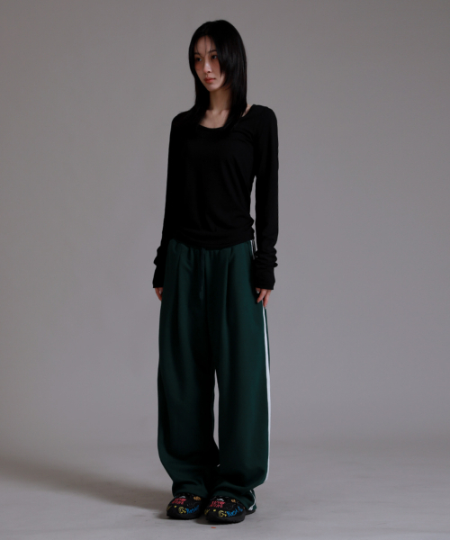 LIKE THE MOST(ライクザモースト)の「UラウンドベーシックロングスリーブTシャツ_ブラック(Tシャツ/カットソー・レディース・ブラック・S/M/L)」の3枚目の写真