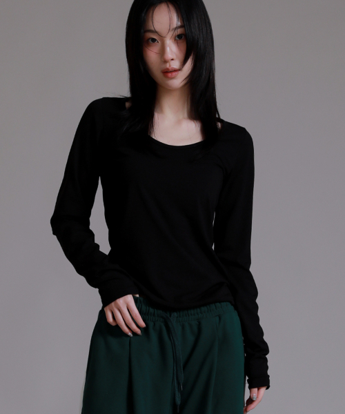 LIKE THE MOST(ライクザモースト)の「UラウンドベーシックロングスリーブTシャツ_ブラック(Tシャツ/カットソー・レディース・ブラック・S/M/L)」の4枚目の写真