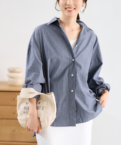 FRAMeWORK(フレームワーク)の「BLUE STRIPE オーバーシャツ(シャツ/ブラウス・レディース・ブルー/サックスブルー/ネイビー・FREE)」の2枚目の写真