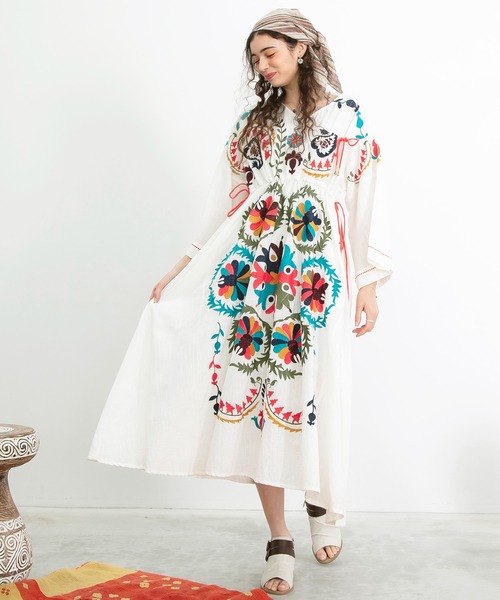 チャイハネ(チャイハネ)の「【チャイハネ】エルジャン刺繍カシュクールワンピース(ワンピース・レディース・ブルー/ブラック/ホワイト・FREE)」の2枚目の写真
