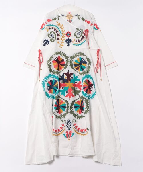 チャイハネ(チャイハネ)の「【チャイハネ】エルジャン刺繍カシュクールワンピース(ワンピース・レディース・ブルー/ブラック/ホワイト・FREE)」の4枚目の写真
