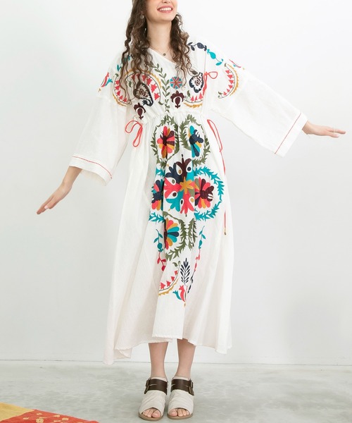 チャイハネ(チャイハネ)の「【チャイハネ】エルジャン刺繍カシュクールワンピース(ワンピース・レディース・ブルー/ブラック/ホワイト・FREE)」の6枚目の写真