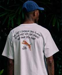 FAKE CAMPER（フェイクキャンパー）の「アーチスクリプトレタリング半袖Tシャツ[ホワイト]（Tシャツ/カットソー）」