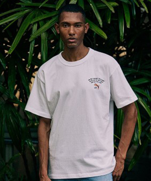 FAKE CAMPER（フェイクキャンパー）の「アーチスクリプトレタリング半袖Tシャツ[ホワイト]（Tシャツ/カットソー・メンズ・ホワイト・MEDIUM/LARGE/X-LARGE/XX-LARGE）」の2枚目の写真