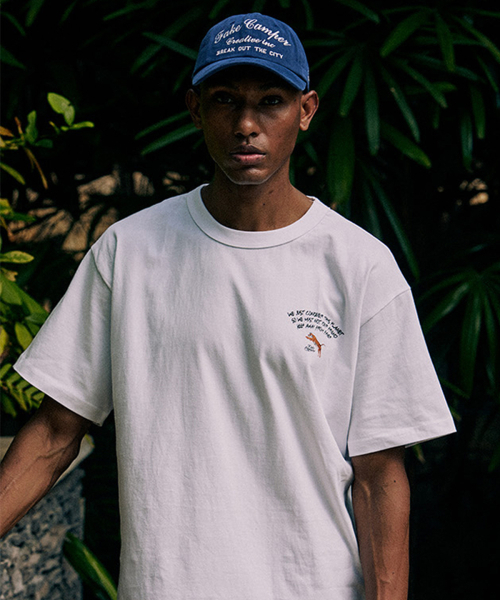 FAKE CAMPER（フェイクキャンパー）の「アーチスクリプトレタリング半袖Tシャツ[ホワイト]（Tシャツ/カットソー・メンズ・ホワイト・MEDIUM/LARGE/X-LARGE/XX-LARGE）」の3枚目の写真