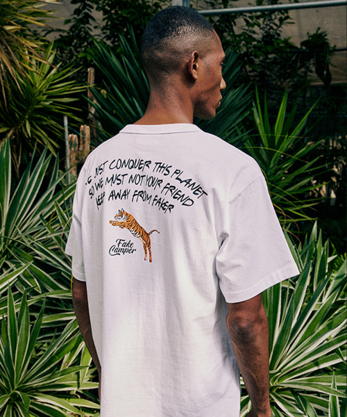FAKE CAMPER（フェイクキャンパー）の「アーチスクリプトレタリング半袖Tシャツ[ホワイト]（Tシャツ/カットソー・メンズ・ホワイト・MEDIUM/LARGE/X-LARGE/XX-LARGE）」の4枚目の写真
