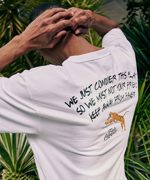 FAKE CAMPER（フェイクキャンパー）の「アーチスクリプトレタリング半袖Tシャツ[ホワイト]（Tシャツ/カットソー・メンズ・ホワイト・MEDIUM/LARGE/X-LARGE/XX-LARGE）」の5枚目の写真
