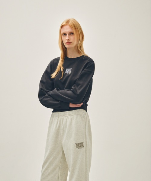 MARITHE + FRANCOIS GIRBAUD（マリテフランソワジルボー）の「W FLOWER CLASSIC LOGO CROP SWEATSHIRT（スウェット・レディース・チャコール/オートミール/スカイブルー・MEDIUM/SMALL）」の5枚目の写真