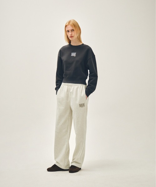 MARITHE + FRANCOIS GIRBAUD（マリテフランソワジルボー）の「W FLOWER CLASSIC LOGO CROP SWEATSHIRT（スウェット・レディース・チャコール/オートミール/スカイブルー・MEDIUM/SMALL）」の8枚目の写真