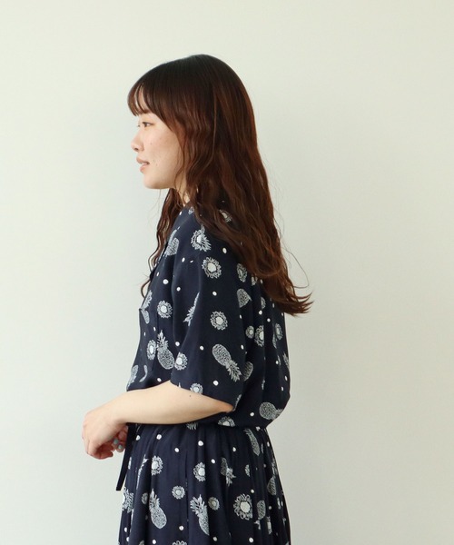 PAR ICI（パーリッシィ）の「パイナップルひまわりプリント アロハシャツ(セットアップ対応)（シャツ/ブラウス・レディース・ネイビー・FREE）」の3枚目の写真