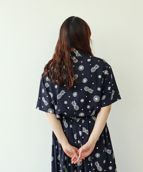PAR ICI（パーリッシィ）の「パイナップルひまわりプリント アロハシャツ(セットアップ対応)（シャツ/ブラウス・レディース・ネイビー・FREE）」の4枚目の写真